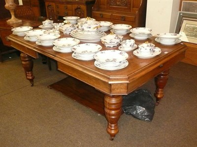 Lot 568 - A large Victorian oak dining table with extra leaves