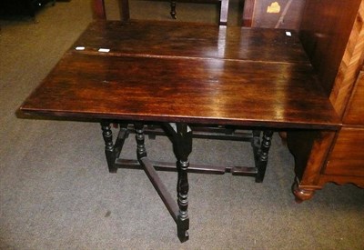 Lot 600 - Oak gateleg table