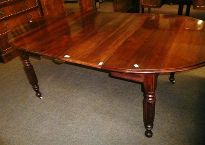 Lot 606 - Small extending drop leaf dining table and two leaves