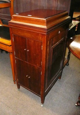 Lot 607 - Mahogany cased gramophone