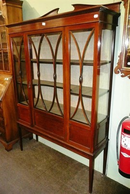 Lot 631 - An Edwardian mahogany display cabinet