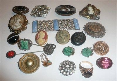 Lot 17 - A quantity of costume jewellery including a Georgian lava cameo brooch, sardonyx brooch, gold...