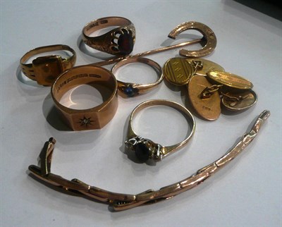 Lot 19 - A collection of gold jewellery