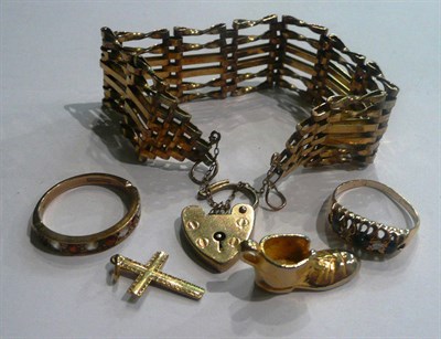 Lot 20 - A yellow metal gatelink bracelet, two gold rings and two pendants