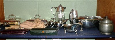 Lot 119 - A shelf of plated wares