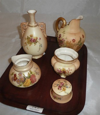 Lot 141 - Five pieces of Worcester blush ivory