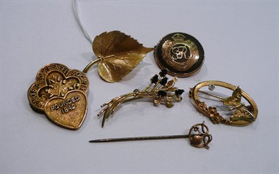 Lot 181 - Two 9ct gold brooches, assorted brooches (a.f.) and a stick pin