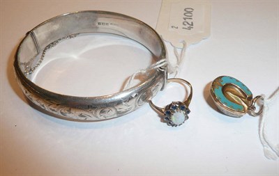 Lot 191 - Silver hollow bangle, opal ring and a 9ct gold enamel horse hoof charm