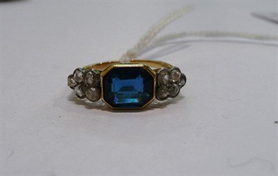 Lot 350 - A diamond set ring stamped 18k