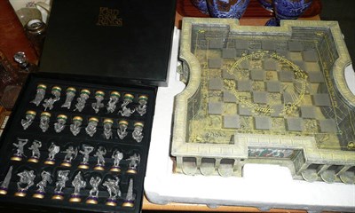 Lot 367 - Lord of the Rings' game and pieces