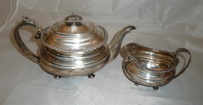 Lot 409 - A Georgian silver teapot and sugar bowl, 25oz