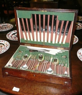 Lot 501 - Oak cased canteen of cutlery