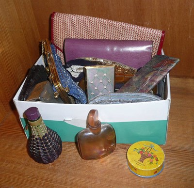 Lot 510 - A quantity of evening bags and compacts