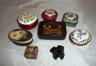 Lot 530 - A Halcyon Days snuff box and seven others, also a carved frog