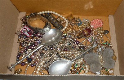 Lot 533 - A quantity of costume jewellery including two scent bottles, etc