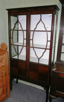 Lot 659 - An Edwardian glazed mahogany display cabinet