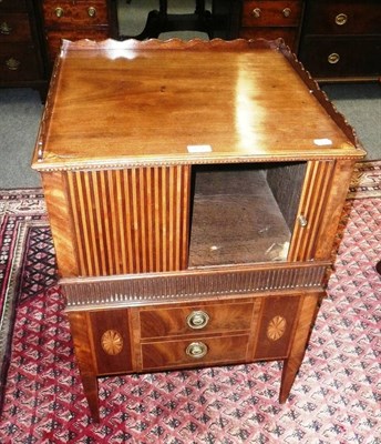 Lot 727 - A Georgian inlaid mahogany commode