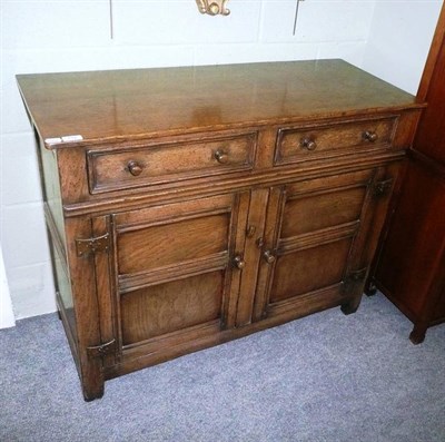 Lot 732 - A reproduction oak dresser base