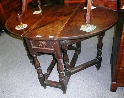 Lot 781 - Small oak gate leg table with drawer