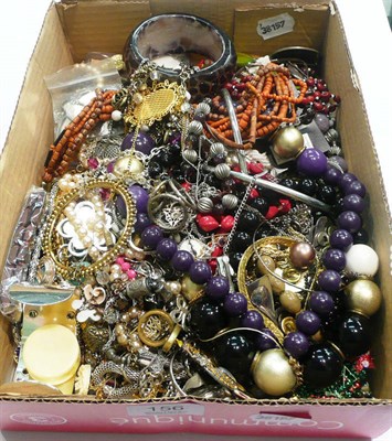 Lot 156 - A quantity of costume jewellery