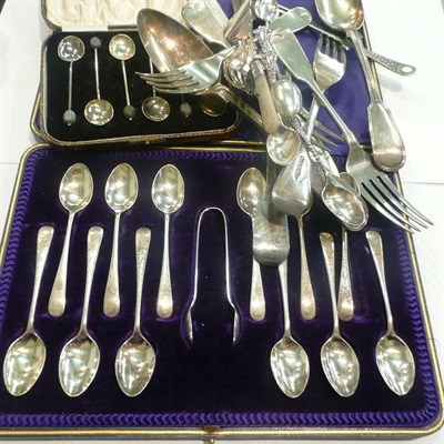 Lot 157 - A cased set of twelve silver teaspoons and tongs and a quantity of plated flatware