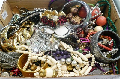 Lot 158 - A quantity of costume jewellery