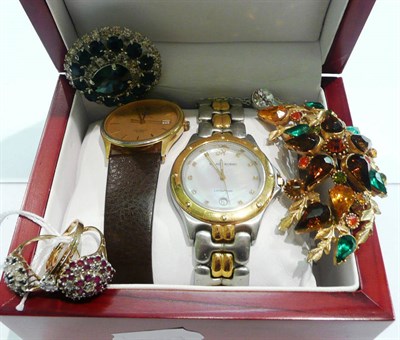 Lot 162 - Three 9ct gold dress rings, two wristwatches, two paste-set brooches and a necklace