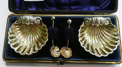 Lot 274 - A cased pair of silver salts with spoons