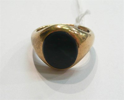 Lot 277 - A 9ct gold bloodstone signet ring