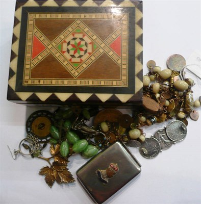 Lot 279 - A box containing assorted costume jewellery