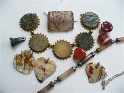 Lot 280 - An agate brooch and other agate jewellery