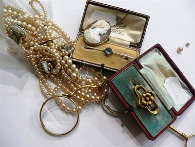 Lot 288 - 15ct flower brooch, bar brooch, cameo brooch, two simulated pearl necklaces and spectacles