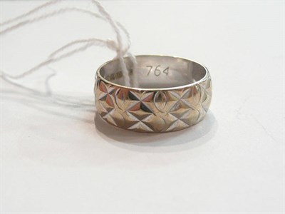 Lot 300 - An 18ct white gold patterned band