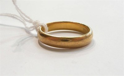 Lot 317 - A 22ct gold band ring