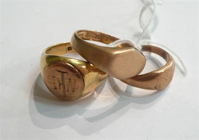 Lot 328 - Two 9ct gold signet rings and an 18ct signet ring (all a.f.)