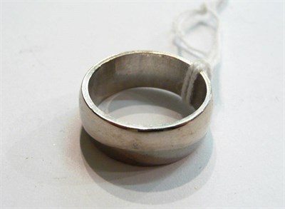 Lot 332 - An 18ct white gold band ring