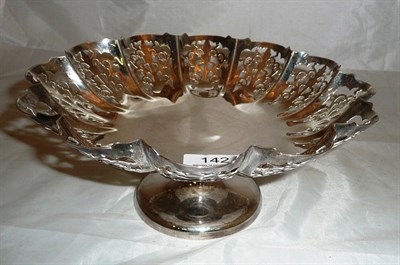 Lot 142 - Sheffield silver fretted pedestal dish, 15oz