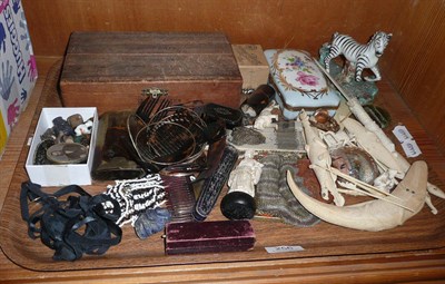 Lot 256 - A tray of assorted collectors items including carved ivory chess pieces, snuff boxes, bone carvings