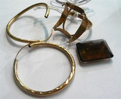Lot 87 - A smokey quartz ring (a.f.) and a pair of hoop earings