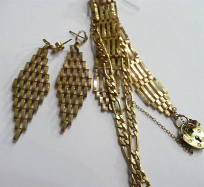 Lot 89 - A 9ct gold figaro chain and a gate bracelet and earrings