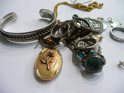 Lot 96 - A 9ct gold locket, 9ct gold chains, silver rings, a bangle and assorted earrings