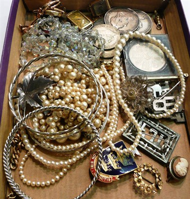Lot 183 - Quantity of coins, costume jewellery and scrap gold