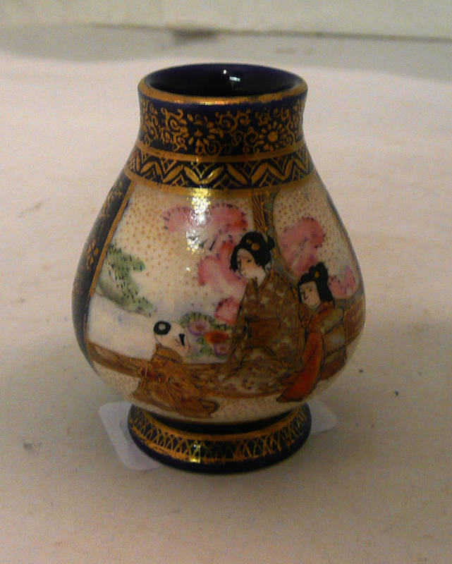 Lot 253 - A small Satsuma vase