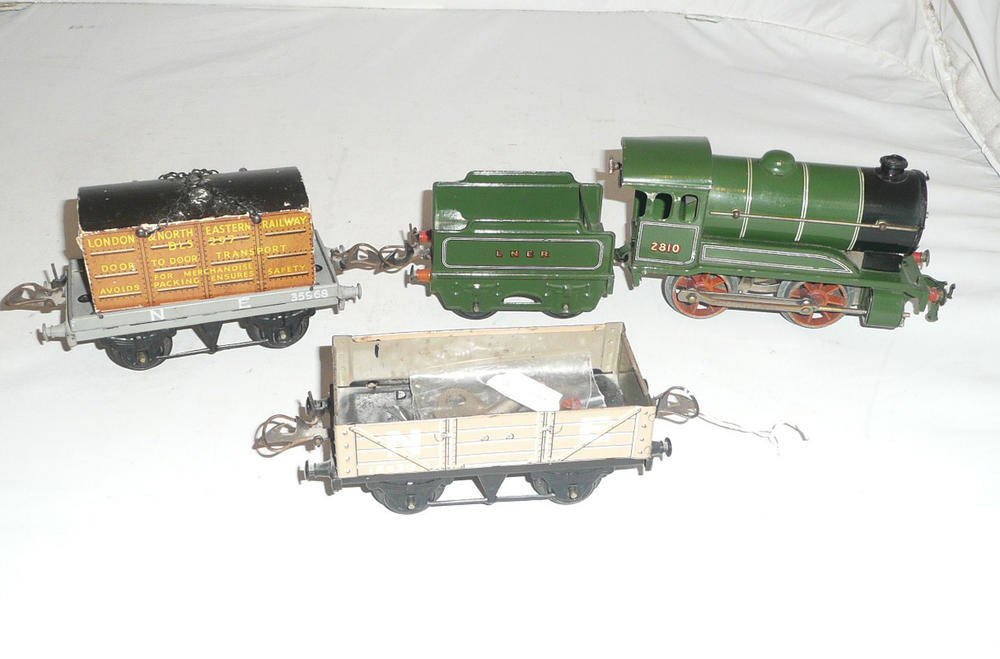 Lot 19 - A Hornby engine and tender and two carriages