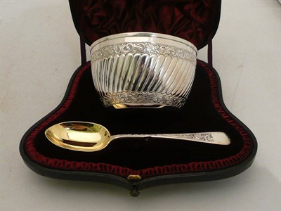Lot 36 - Cased silver porringer and spoon, London 1890, 4oz