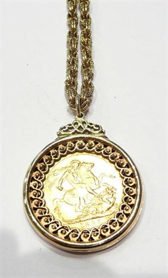 Lot 58 - A George V gold sovereign 1925, loose mounted with a 9ct gold chain (chain weight 17gms)