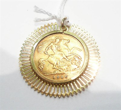 Lot 64 - A 1910 half sovereign loose mounted in a 9ct gold pendant mount