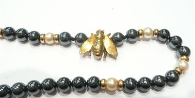 Lot 97 - A black pearl and gold bee necklace