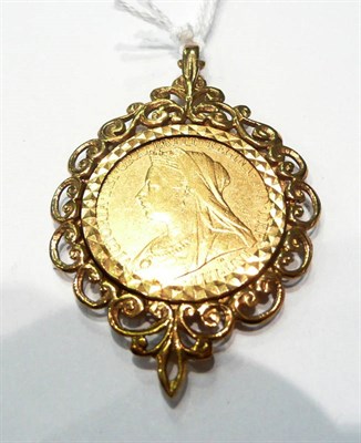 Lot 99 - A 1901 sovereign loose mounted in a 9ct gold pendant mount