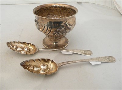 Lot 125 - Silver pedestal bowl, Chester 1897 and a pair of Georgian silver berry spoons, London 1826, 8oz